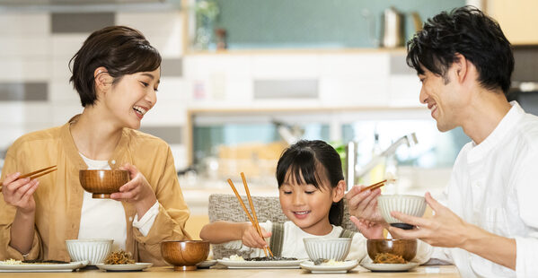 食事をする家族